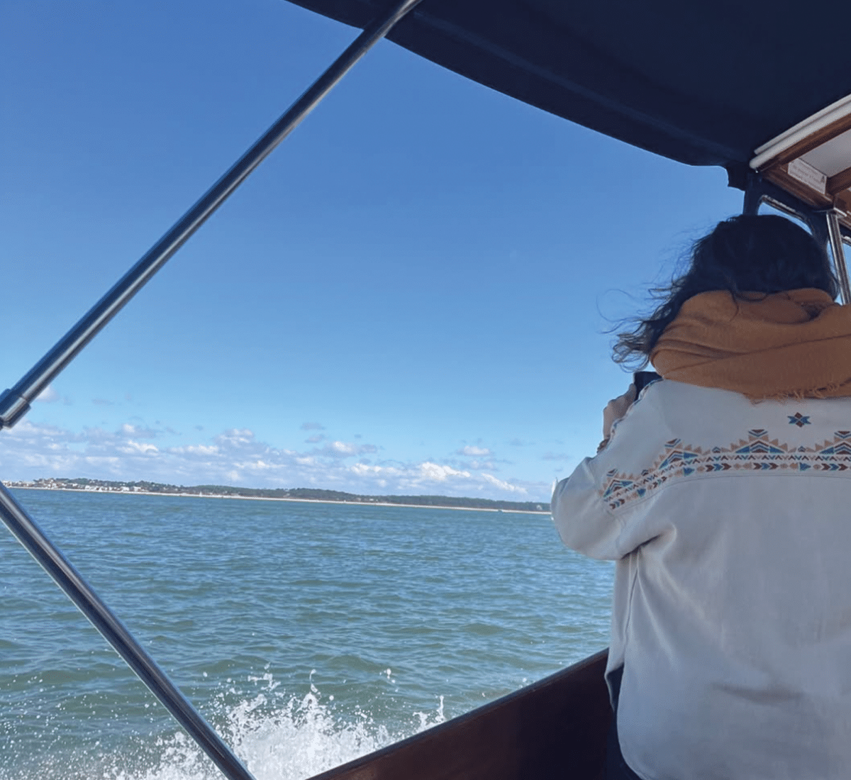 Quand on pense au Bassin d’Arcachon, on imagine immédiatement les cabanes tchanquées baignées de soleil, les serviettes de plage à Pereire, les apéros en terrasse, les glaces qui fondent un peu trop vite. Bref : l’été, l’été, et encore l’été. Mais ce joyau de la côte Atlantique a bien plus à offrir, surtout si vous cherchez une idée week-end en Nouvelle-Aquitaine hors des sentiers battus. Et si, cette année, vous découvriez le Bassin d’Arcachon en hiver ? Calme, lumière douce, nature sauvage, authenticité retrouvée… on vous donne 5 excellentes raisons d’y aller en basse saison.
