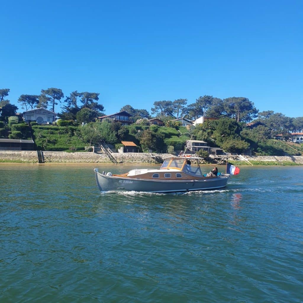 Découvrez pourquoi choisir une pinasse traditionnelle pour une balade en pinasse au bassin d’Arcachon et vivez une expérience authentique et inoubliable.
