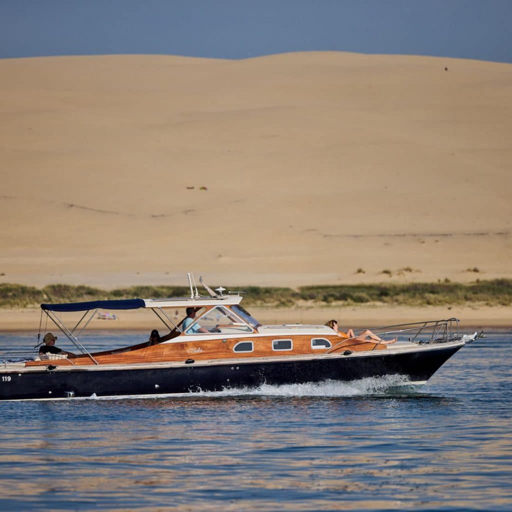 Découvrez pourquoi une balade en bateau privée à Arcachon est l'activité idéale pour explorer le Bassin d'Arcachon en couple, en famille ou entre amis.