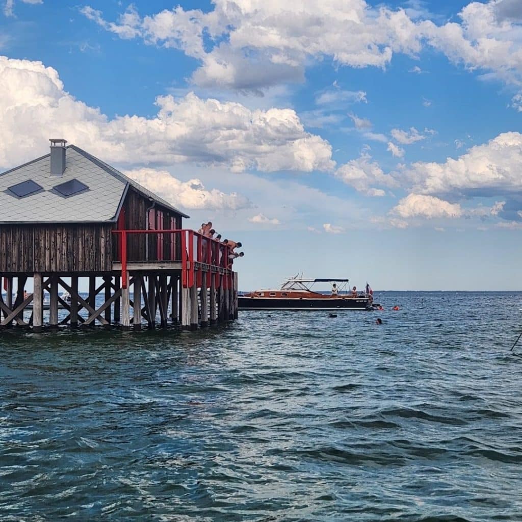Quel est le prix d'une balade privée en bateau à Arcachon ? Découvrez les tarifs, les prestations incluses et nos conseils pour choisir la formule idéale sur le Bassin d'Arcachon.